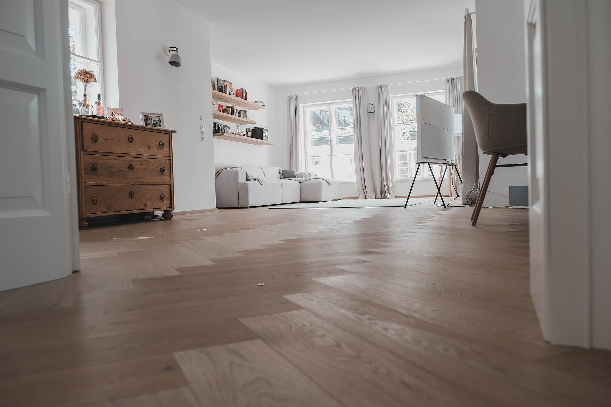 带木地板的客厅地暖